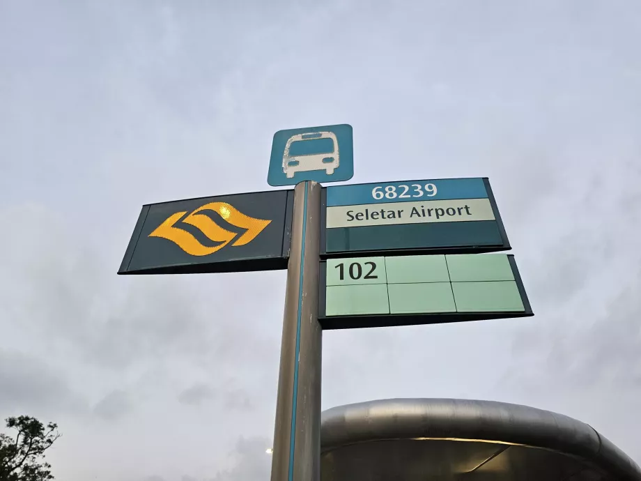 Fermata dell'autobus di fronte all'aeroporto