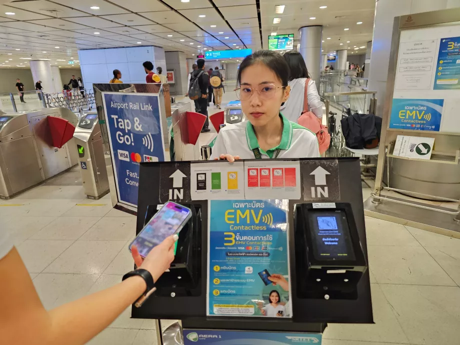 Pagare le tariffe della metropolitana con una carta contactless