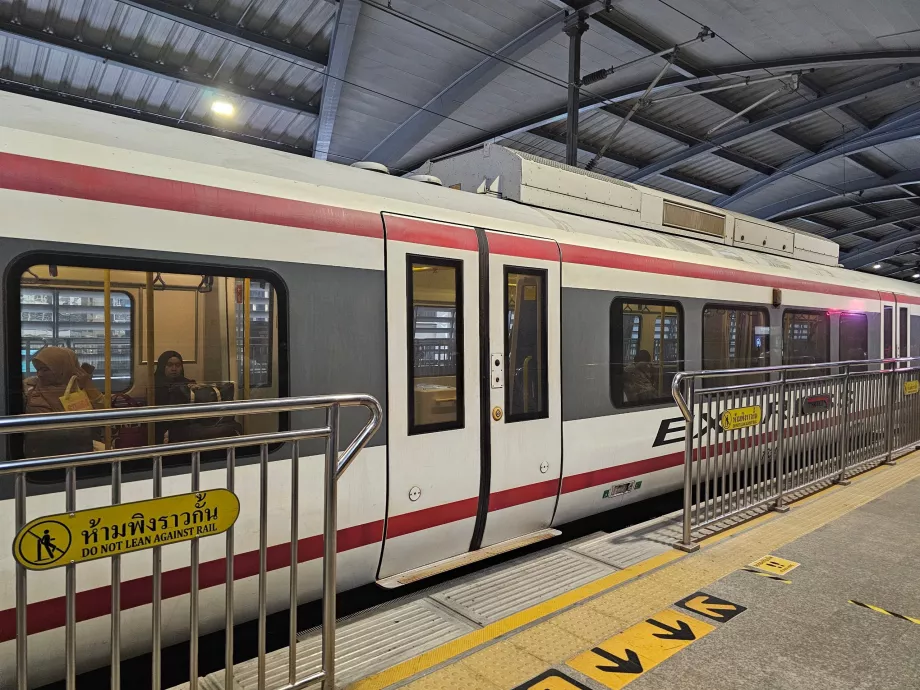 Piattaforma della metropolitana nel centro di Bangkok