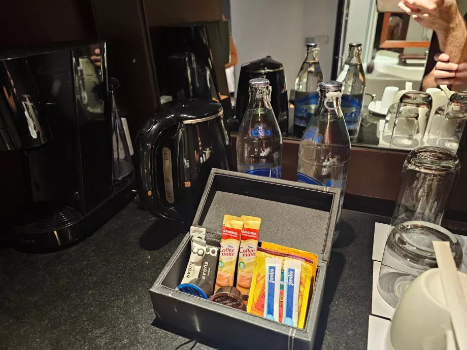 Macchina da caffè e acqua