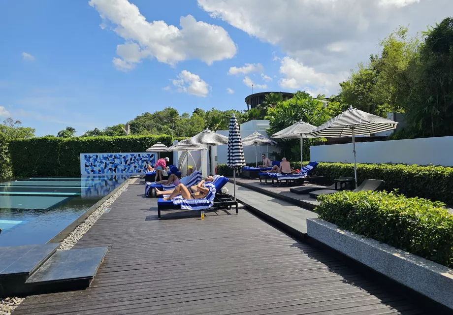 Sdraio a bordo della piscina comune